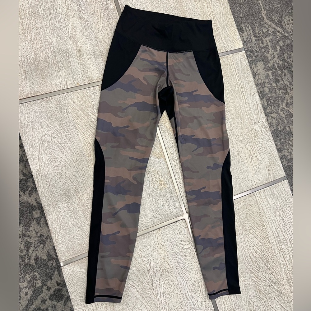 YEL Active Leggings Size Small